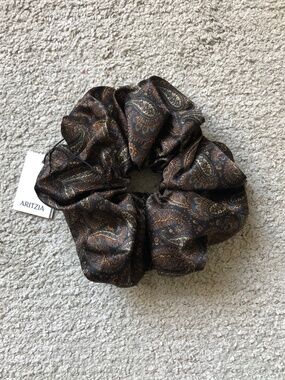 Aritzia Silk Scrunchie.NWT.